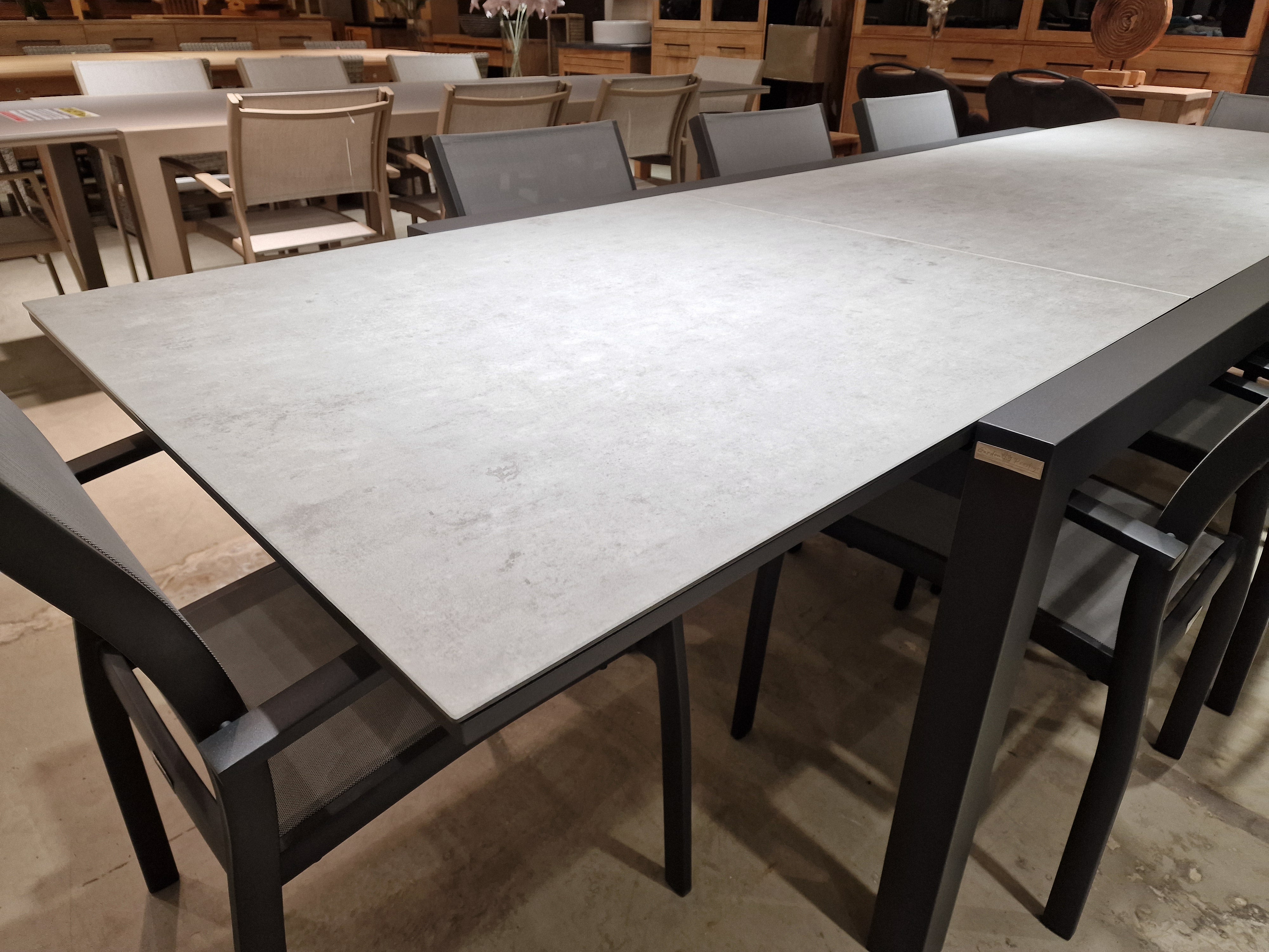 Alu Tuintafel Uitschuifbaar Lissabon Charcoal Mat 220-330 cm x 106 cm - Top Keramiek op glas Licht Grijs