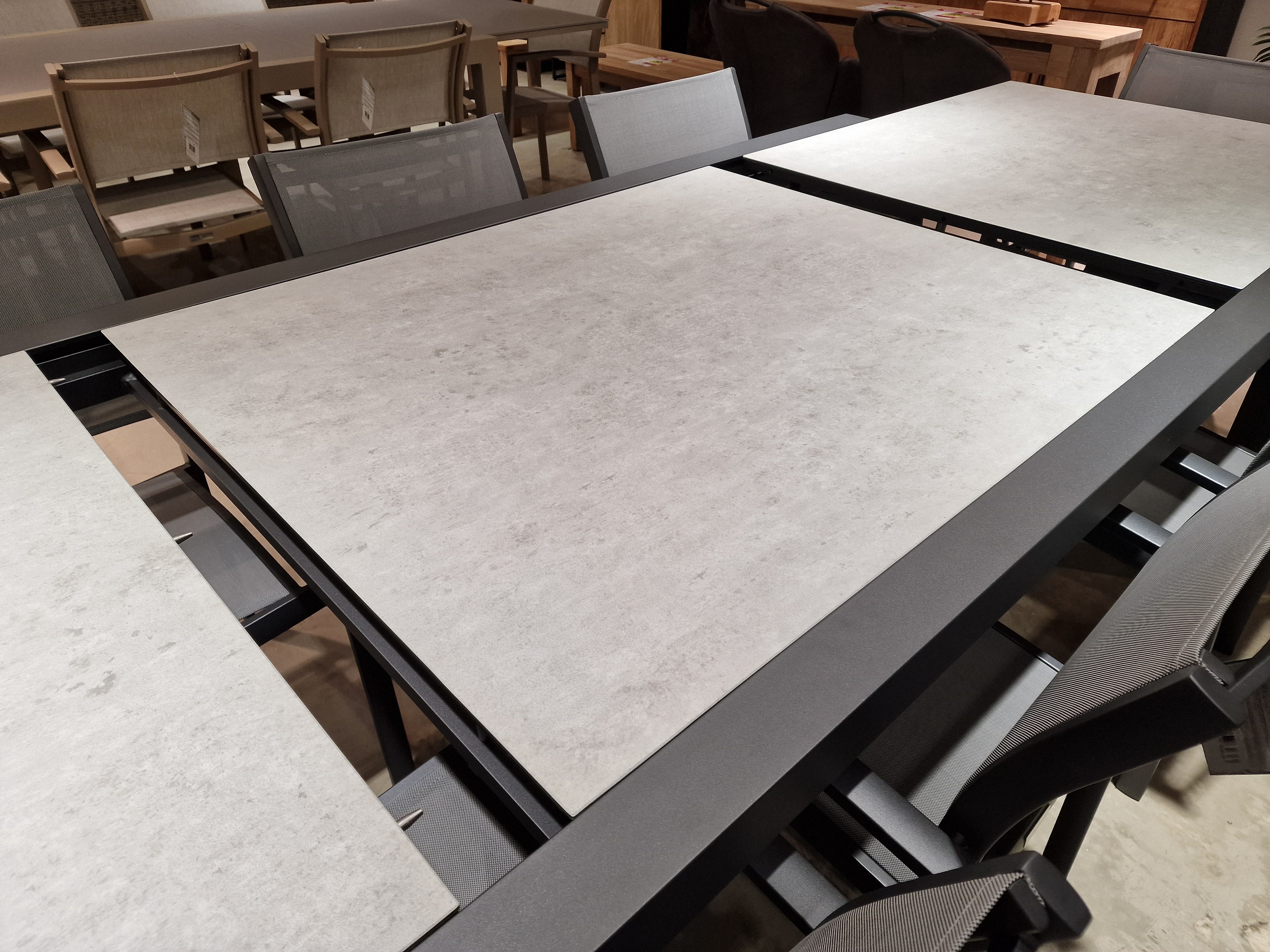 Alu Tuintafel Uitschuifbaar Lissabon Charcoal Mat 220-330 cm x 106 cm - Top Keramiek op glas Licht Grijs