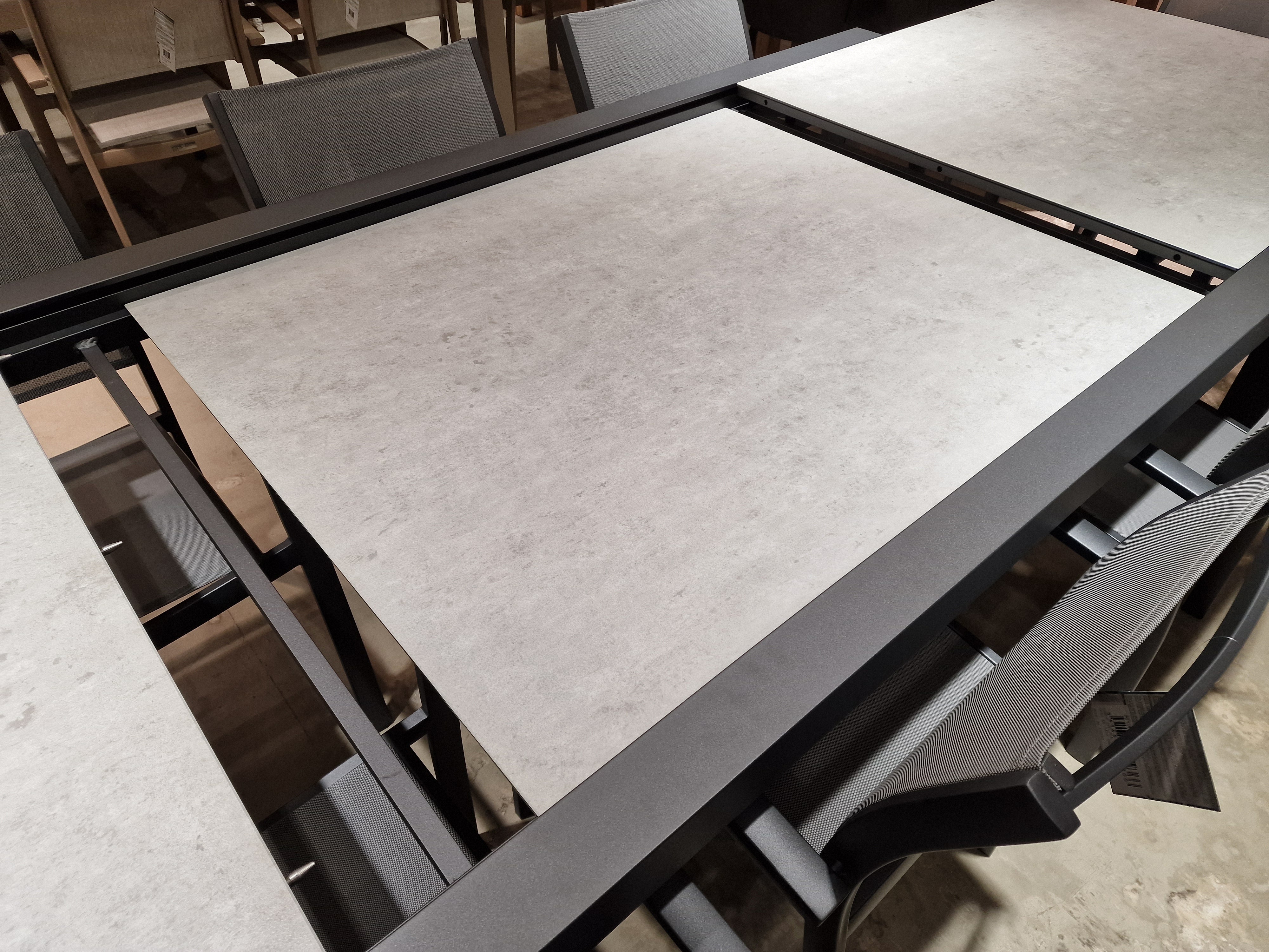 Alu Tuintafel Uitschuifbaar Lissabon Charcoal Mat 220-330 cm x 106 cm - Top Keramiek op glas Licht Grijs