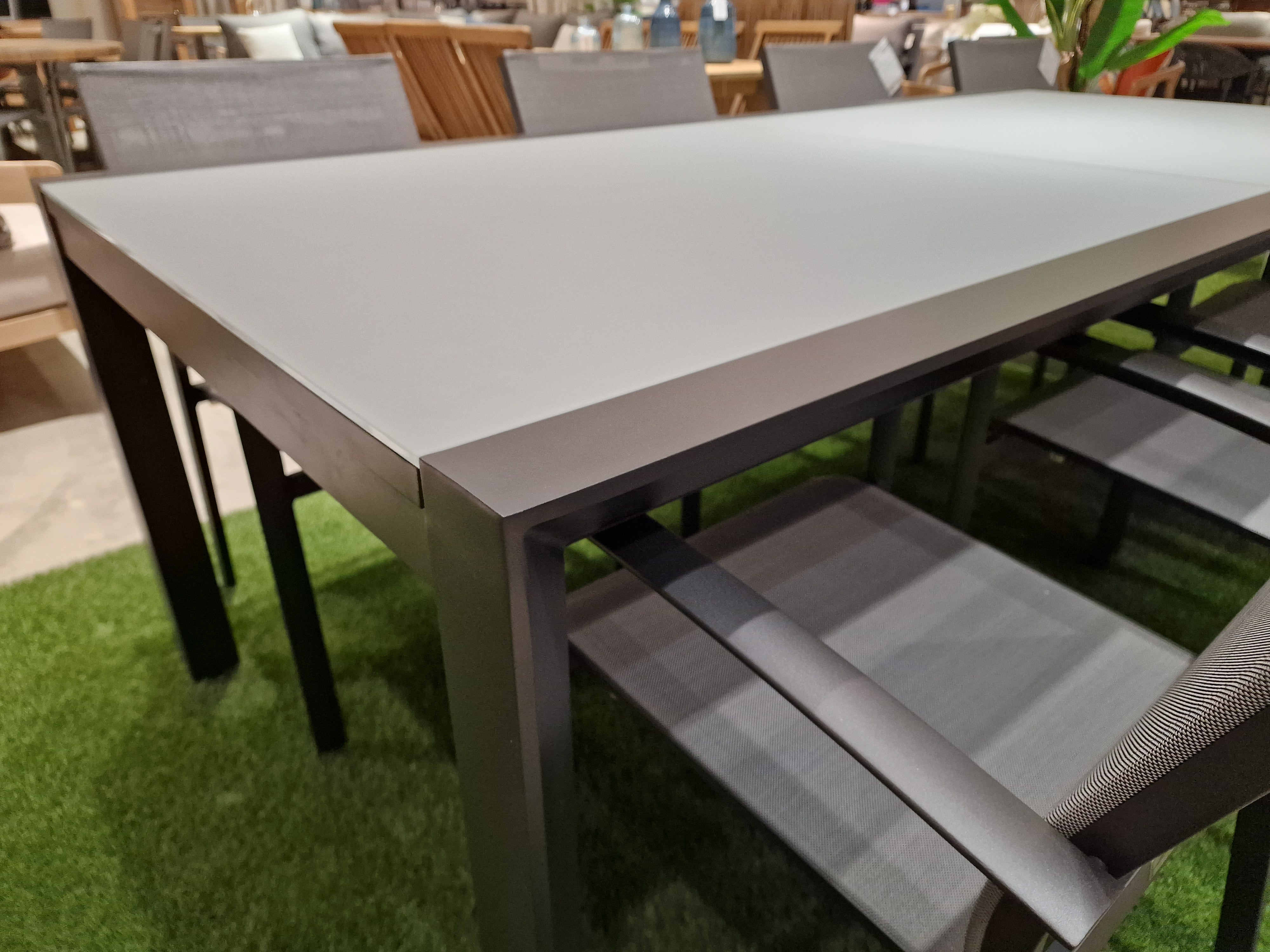 Alu Tuintafel Uitschuifbaar Geneve Charcoal Mat 220-340 x 106 cm - Top glas Light Grey
