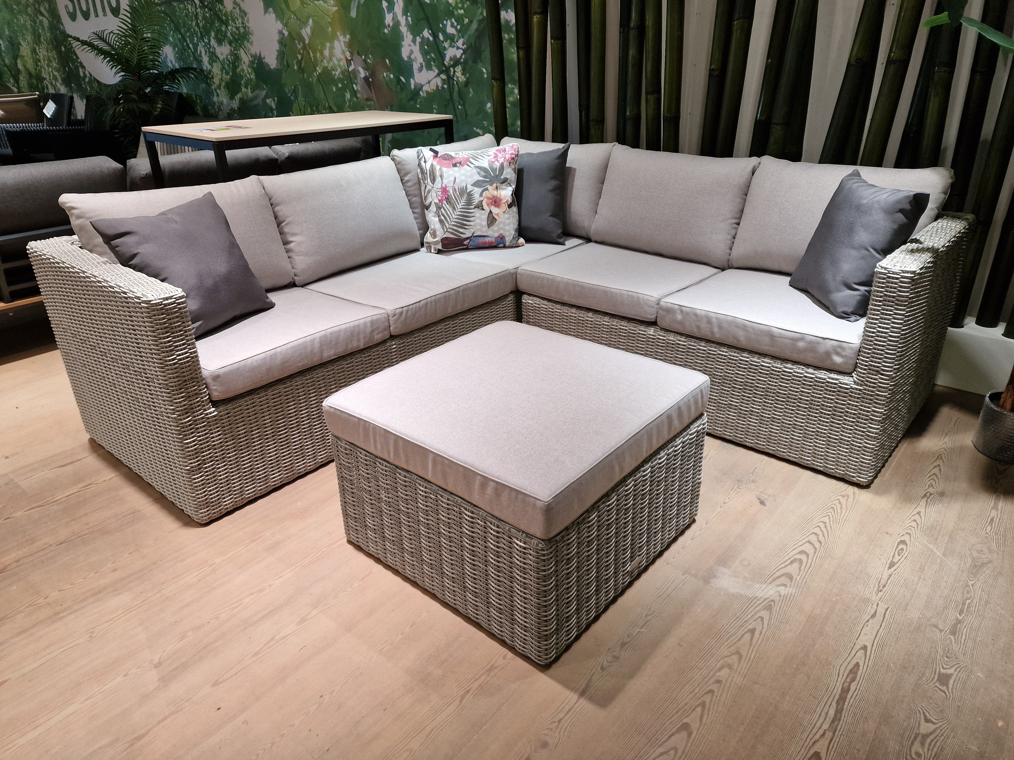 Hoeklounge Georgia 7mm Wicker PE Light Kobo Grey - Kussens Olefin Royal Stone Grey + Salontafel/Poef