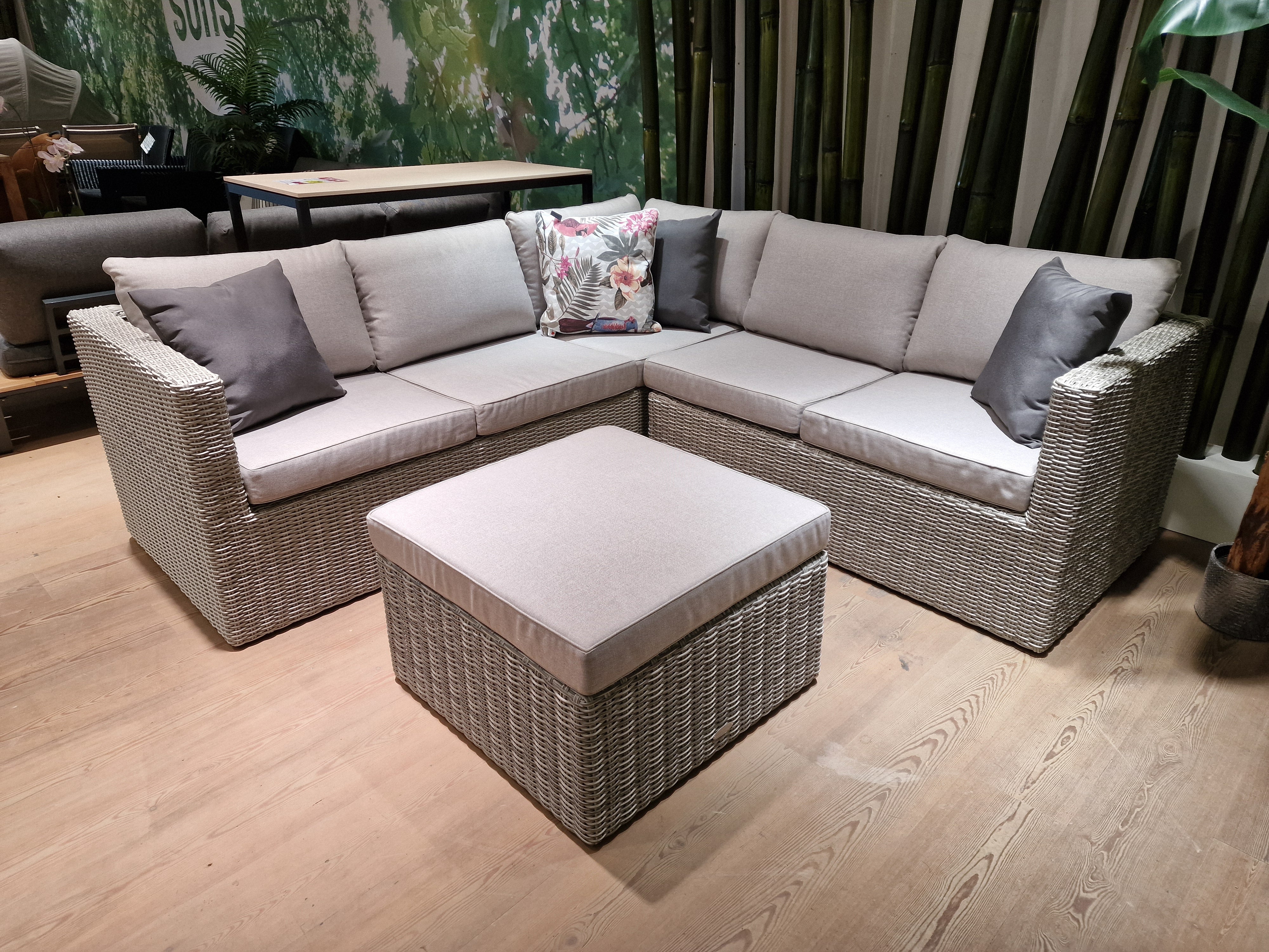 Hoeklounge Georgia 7mm Wicker PE Light Kobo Grey - Kussens Olefin Royal Stone Grey + Salontafel/Poef