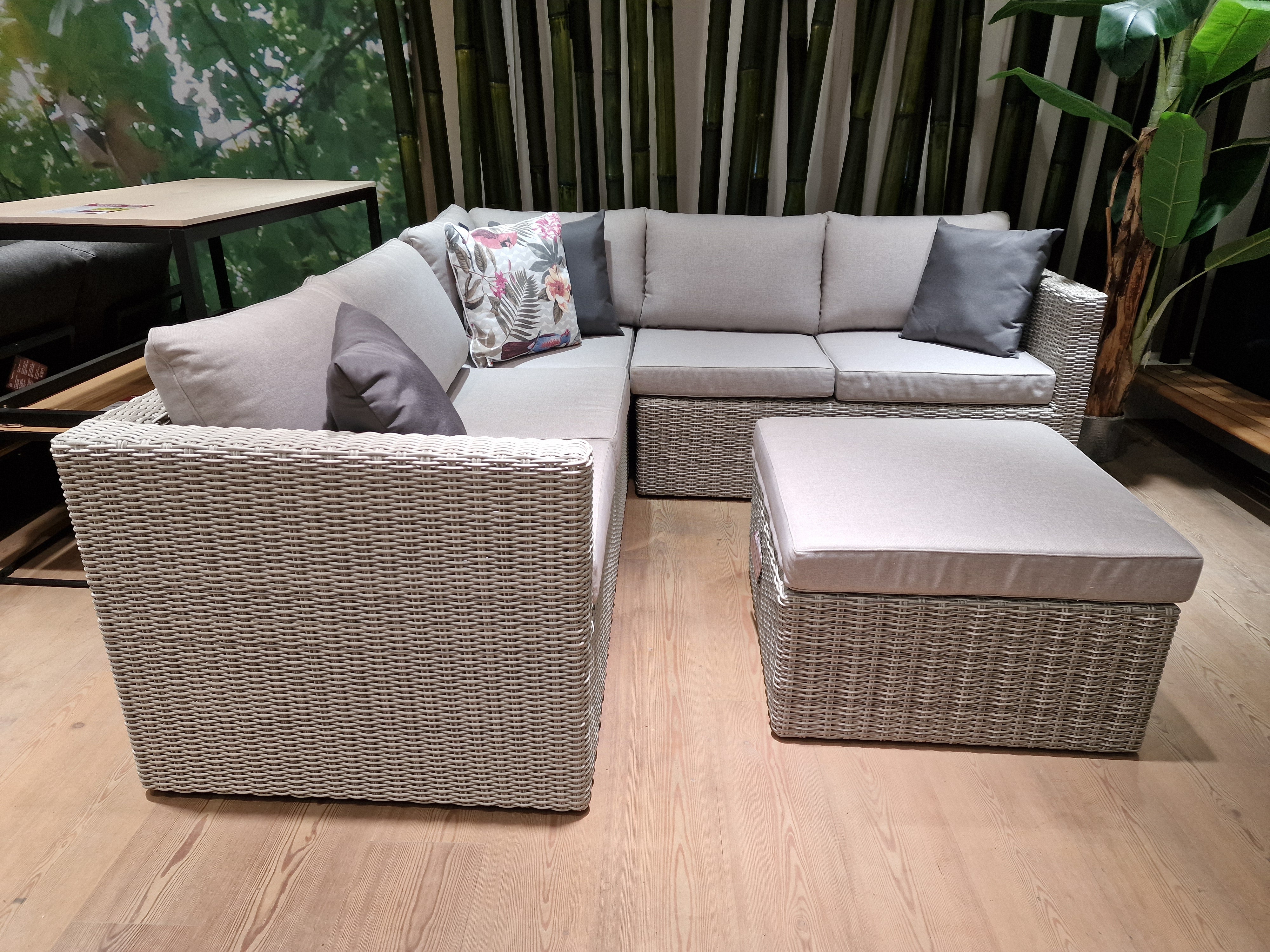 Hoeklounge Georgia 7mm Wicker PE Light Kobo Grey - Kussens Olefin Royal Stone Grey + Salontafel/Poef