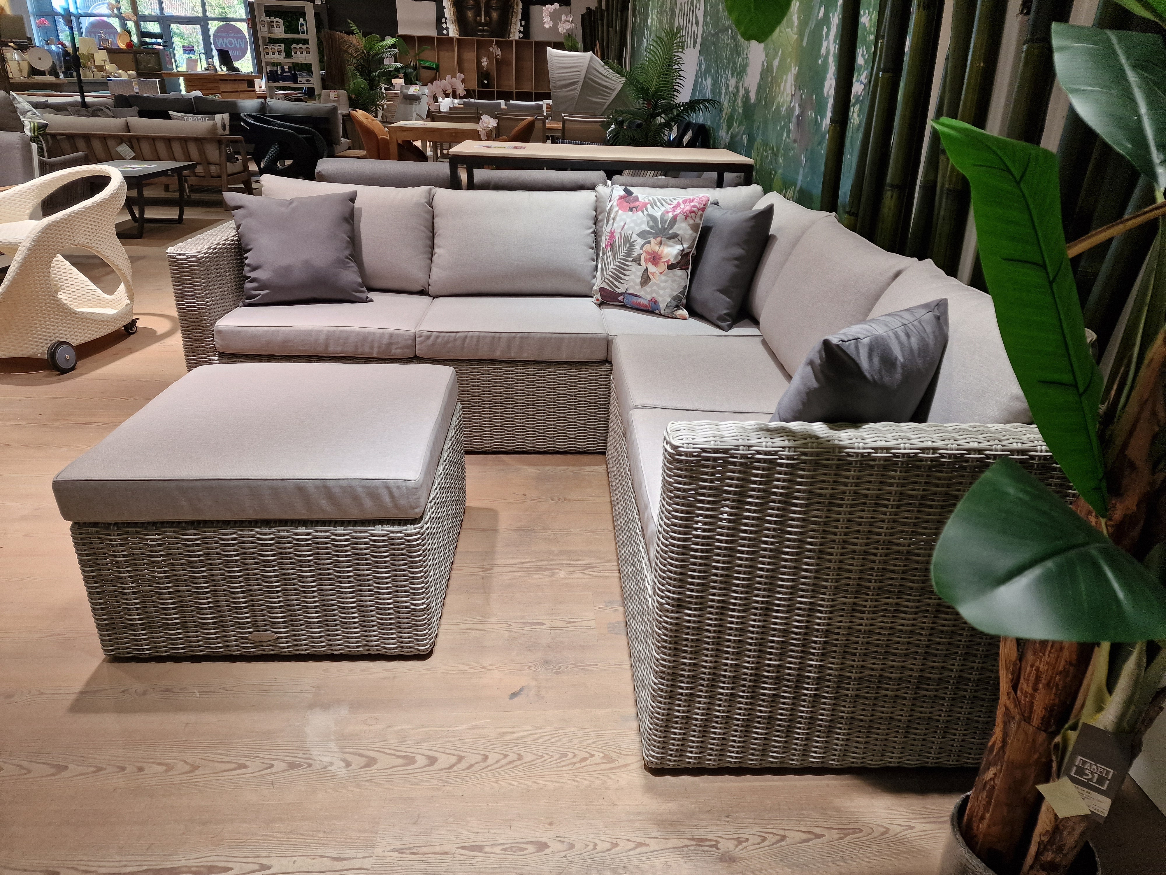 Hoeklounge Georgia 7mm Wicker PE Light Kobo Grey - Kussens Olefin Royal Stone Grey + Salontafel/Poef