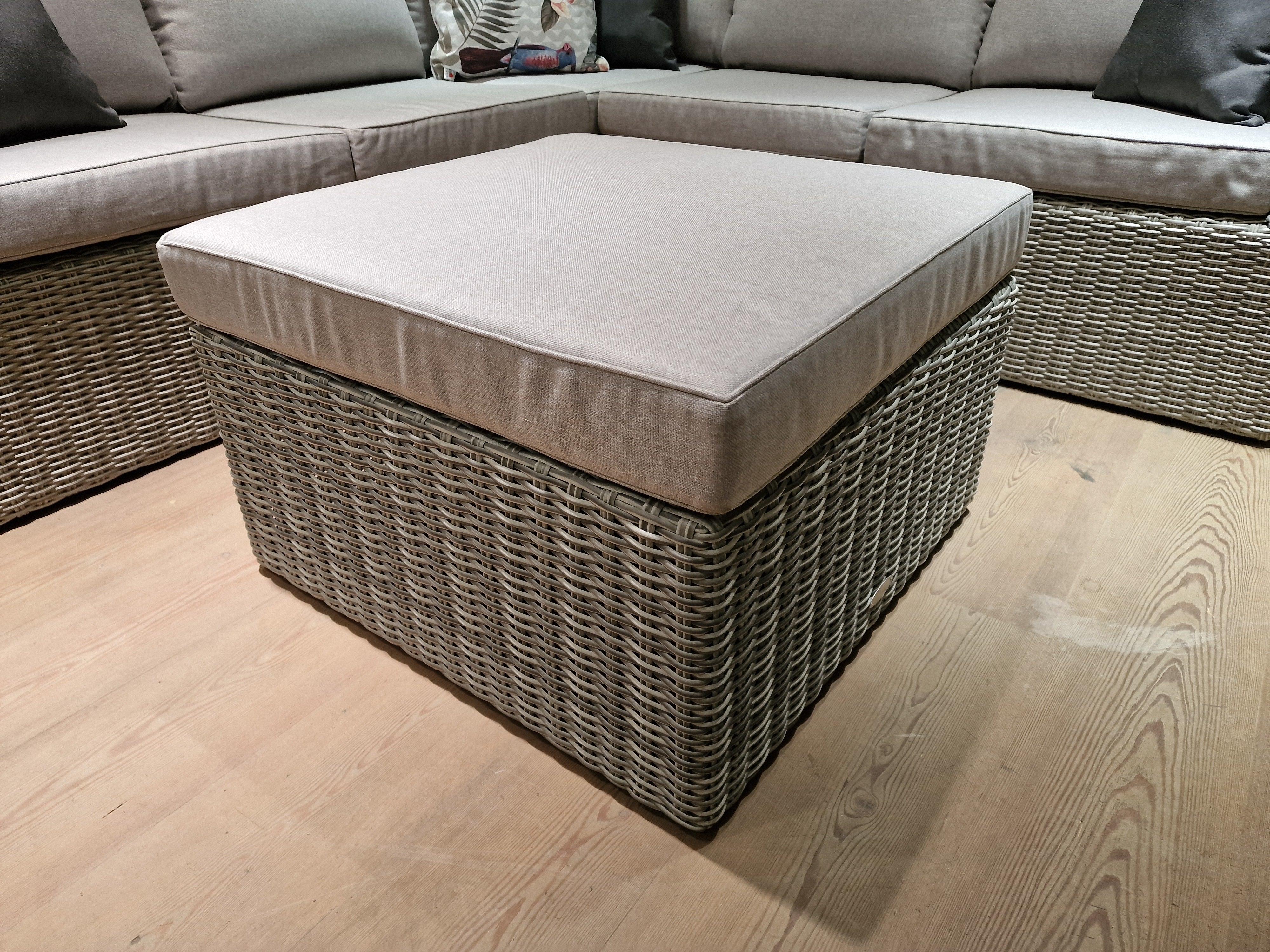 Hoeklounge Georgia 7mm Wicker PE Light Kobo Grey - Kussens Olefin Royal Stone Grey + Salontafel/Poef