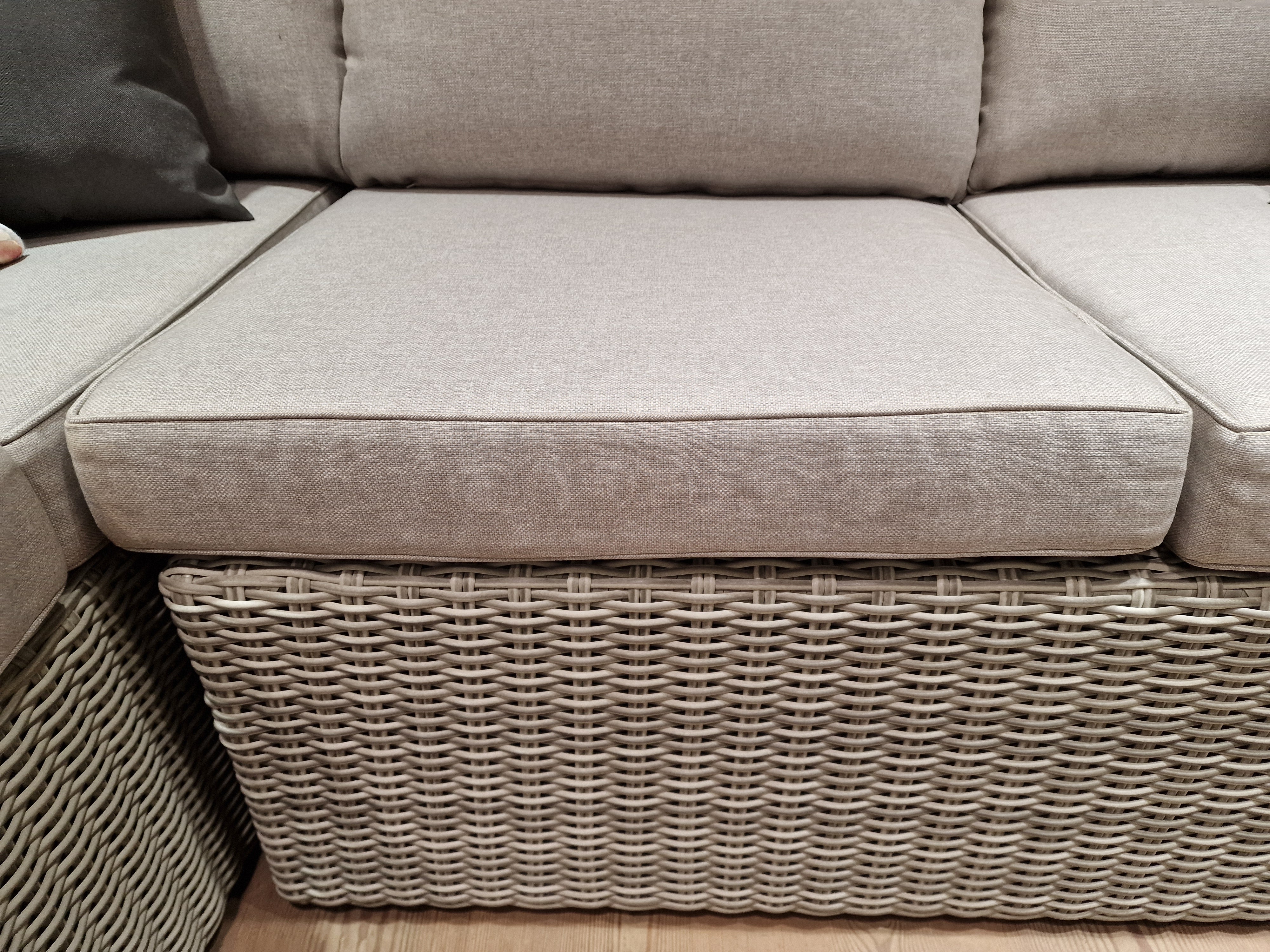 Hoeklounge Georgia 7mm Wicker PE Light Kobo Grey - Kussens Olefin Royal Stone Grey + Salontafel/Poef