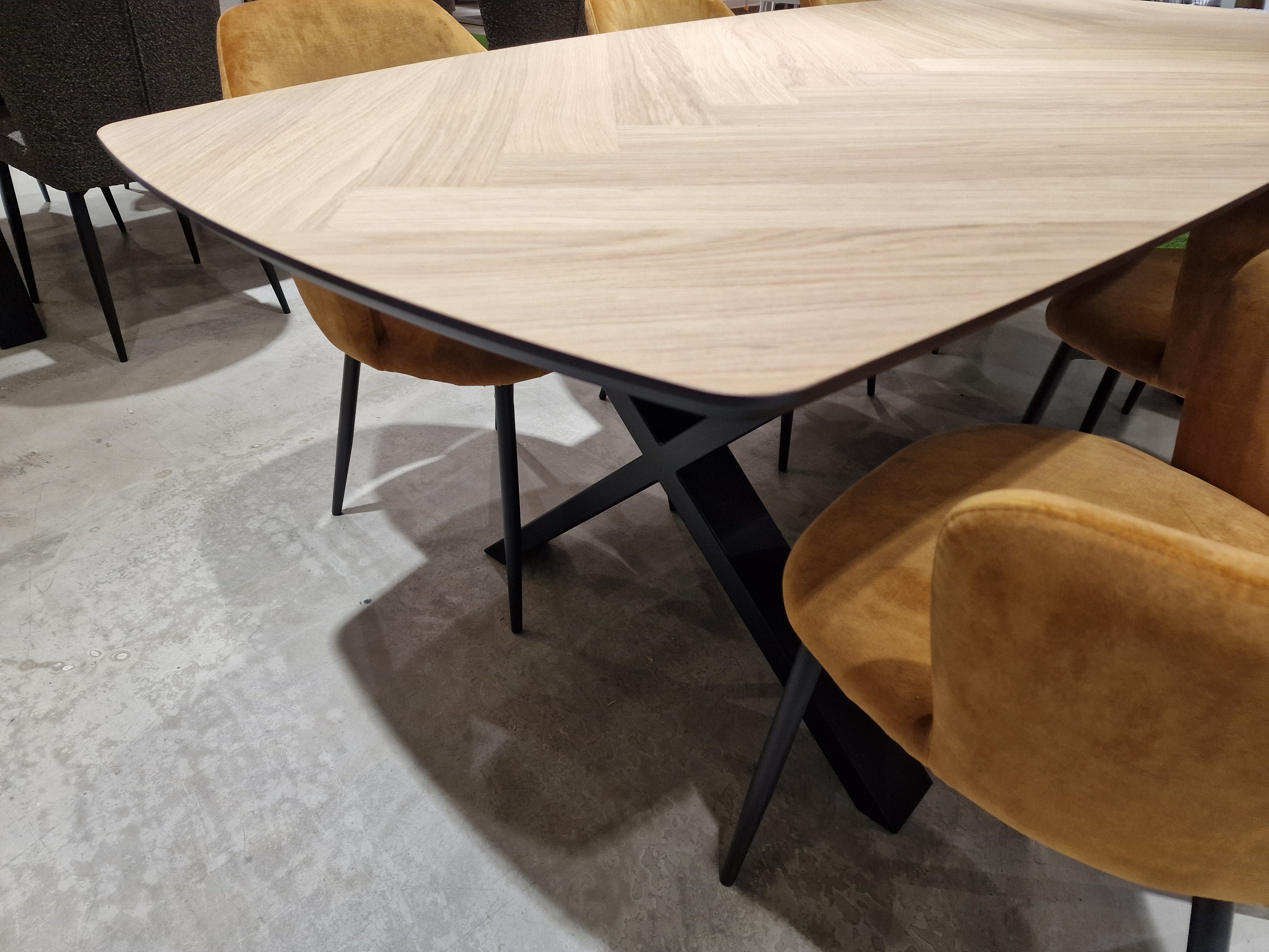 Eik Interieurtafel Deens Ovaal 240 x 100cm Parquet Eik Fineer Naturel - X-Poten Zwart Metaal