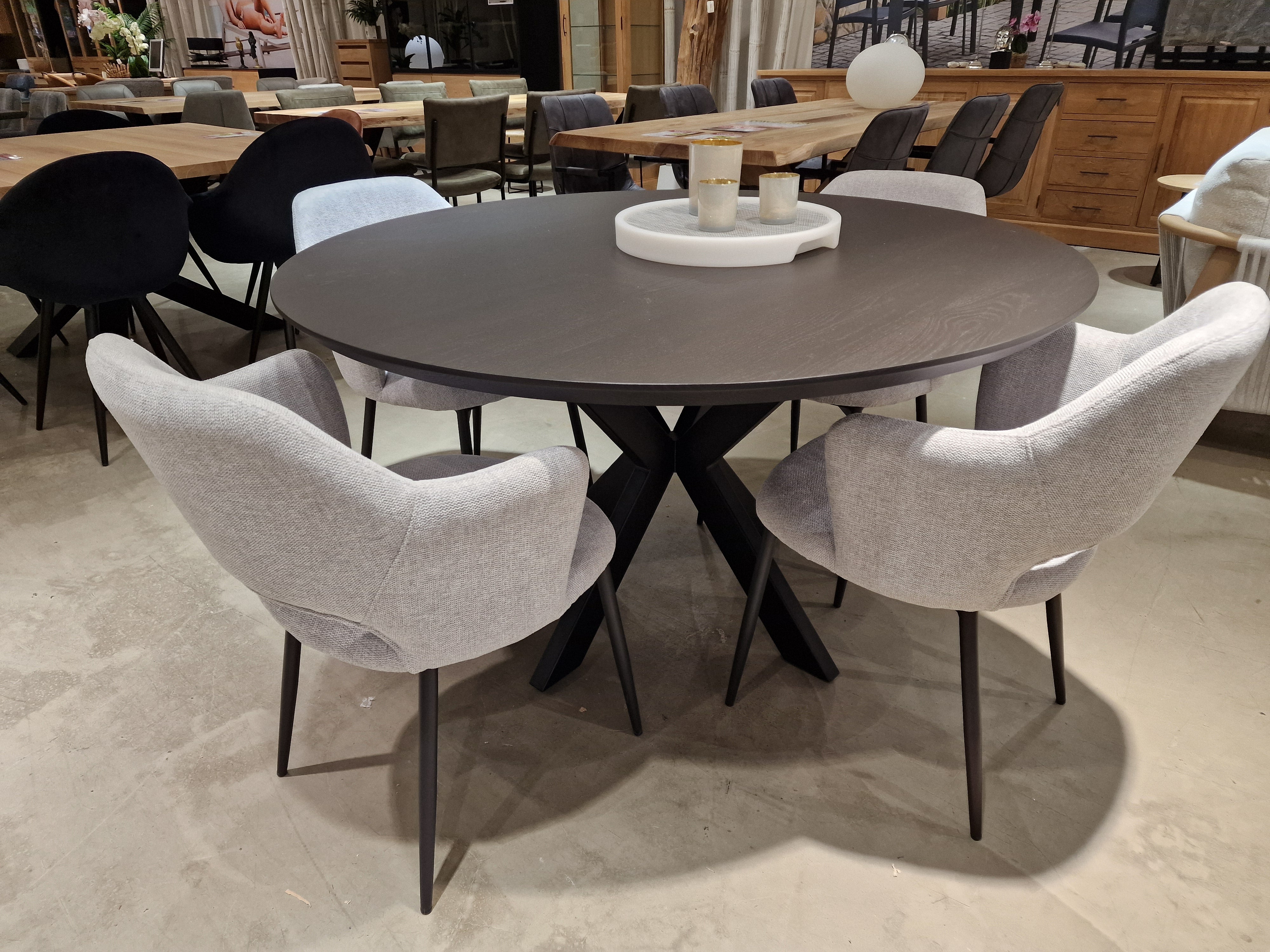 Eik interieurtafel Rond 135cm Wengé Recht met zwart metalen Spider Poot