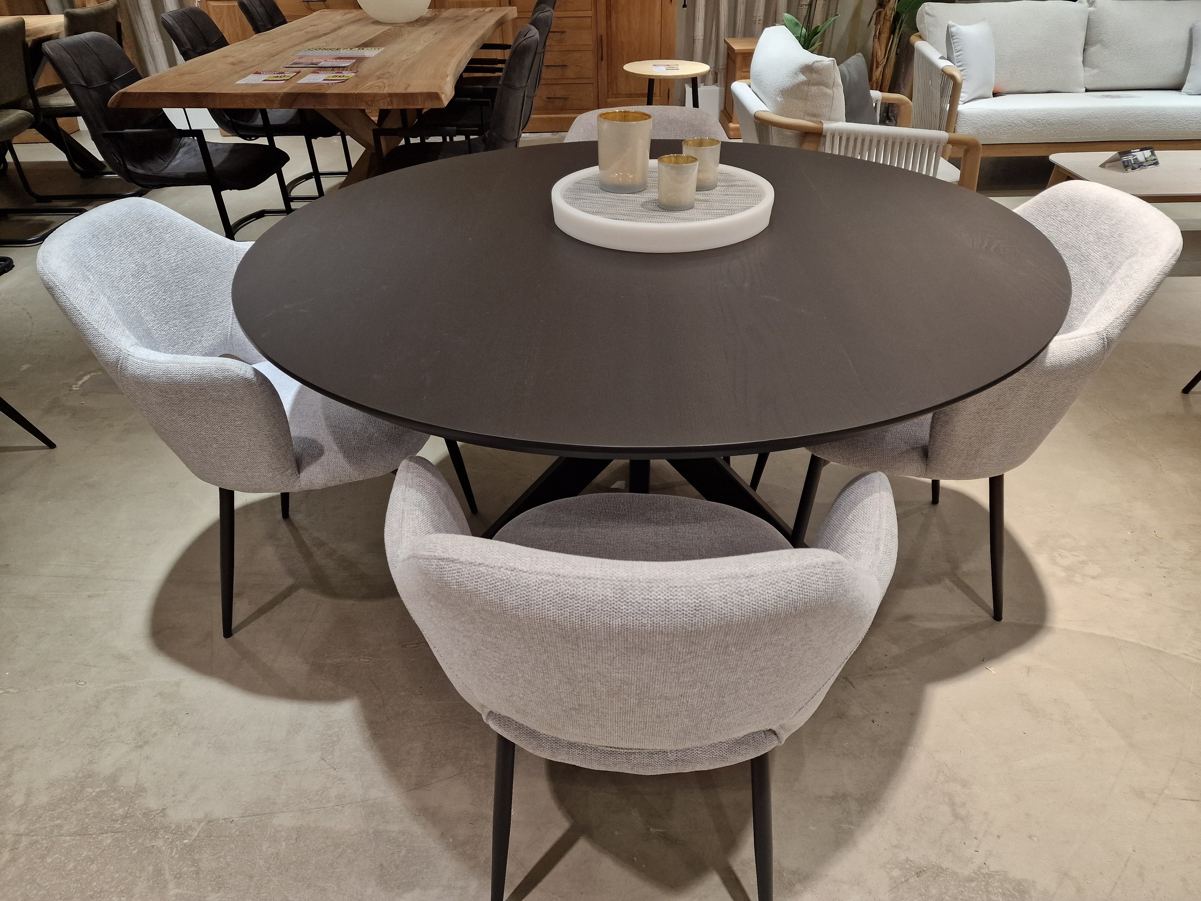 Eik interieurtafel Rond 135cm Wengé Recht met zwart metalen Spider Poot