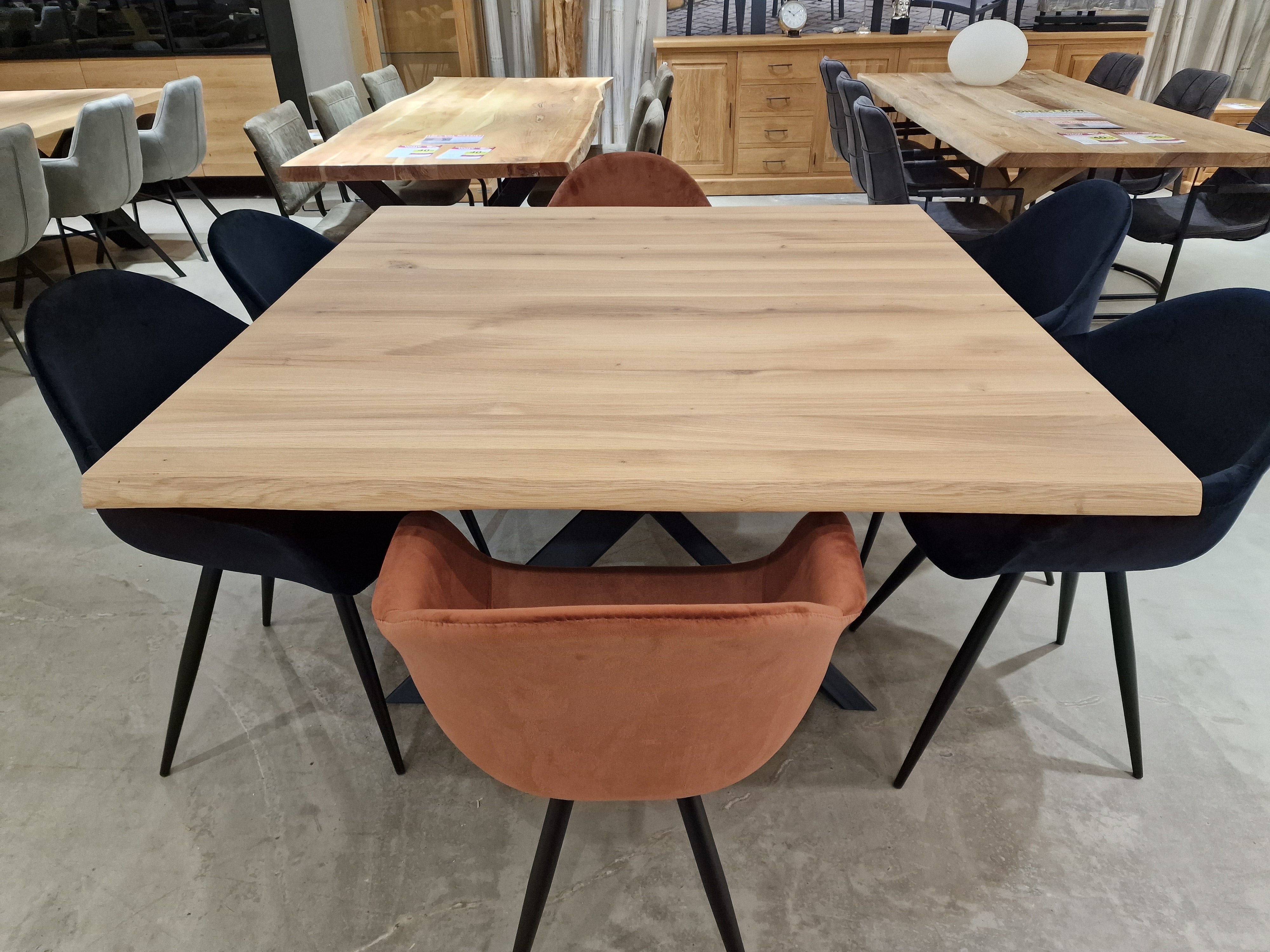 Eik interieurtafel Vierkant 140 x 140cm Boomstam - Spider Poot Zwart Metaal