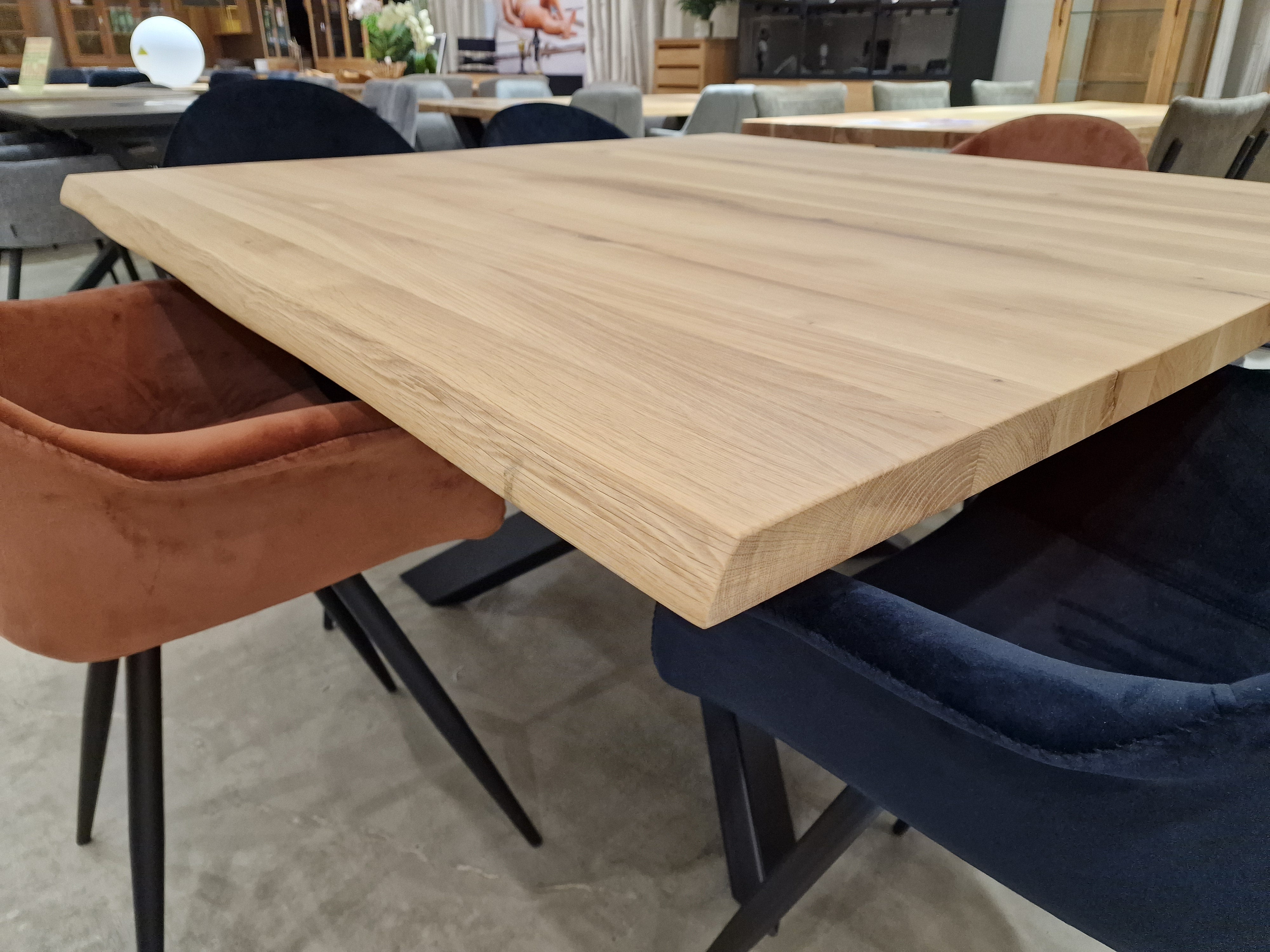 Eik interieurtafel Vierkant 140 x 140cm Boomstam - Spider Poot Zwart Metaal