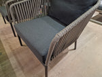 Alu AVO 2-zit + Clubzetel - Charcoal Frame met Taupe Textelene Rope Donkergrijze zit + Salontafel met Teak Top