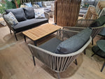 Alu AVO 2-zit + Clubzetel - Charcoal Frame met Taupe Textelene Rope Donkergrijze zit + Salontafel met Teak Top
