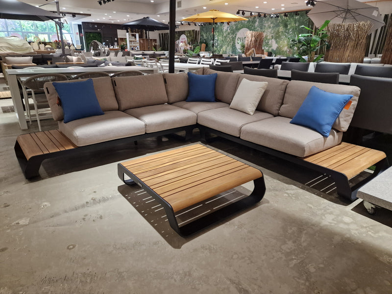 Perla Hoeklounge Alu Frame Zwart + Teak Naturel - Kussens Serval Light Brown Olefin 370
