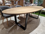 Eiken Interieurtafel Ovaal 240 x 100cm Tobacco Verjongd met zwart metalen U-Poten