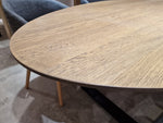 Eiken Interieurtafel Ovaal 240 x 100cm Tobacco Verjongd met zwart metalen U-Poten