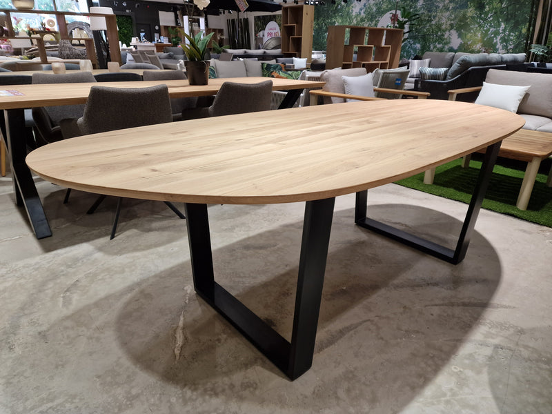 Eiken Interieurtafel Tosca Kei-Vorm Ovaal 228 x 98cm Naturel Verjongd met zwart metalen U-Poten