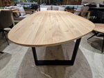 Eiken Interieurtafel Tosca Kei-Vorm Ovaal 228 x 98cm Naturel Verjongd met zwart metalen U-Poten