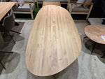 Eiken Interieurtafel Tosca Kei-Vorm Ovaal 228 x 98cm Naturel Verjongd met zwart metalen U-Poten