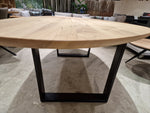 Eiken Interieurtafel Tosca Kei-Vorm Ovaal 228 x 98cm Naturel Verjongd met zwart metalen U-Poten
