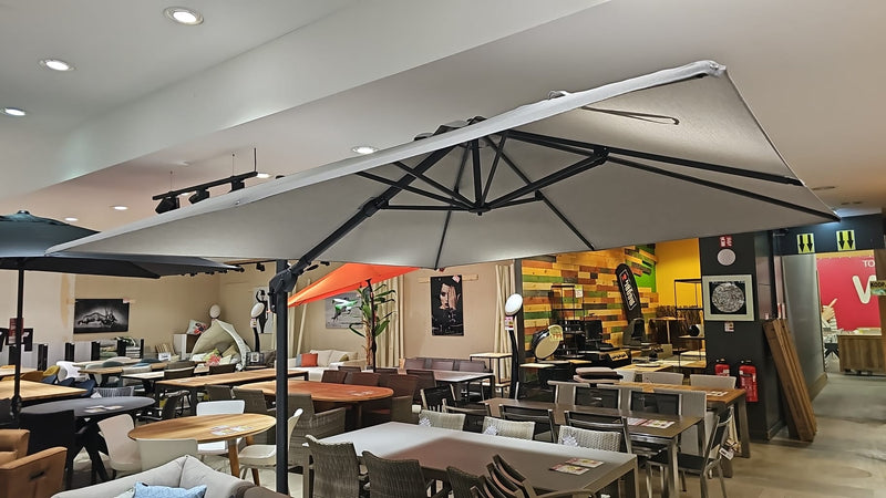 Alu Zweefparasol Capri 300 x 300cm T2 Premium - Mast Antraciet - Doek Spuncrylic Light Grey Inclusief Parasolvoet Graniet 90kg